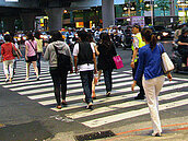 新北大路口新號誌　讓行人先走10秒