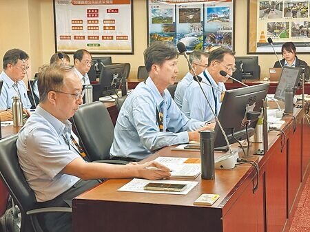 曾任台北101營運長的北捷遊憩公司總經理邱健吾(前排左二),16日首度率領同仁赴台北市議會交通委員會工作報告。(丁上程攝)