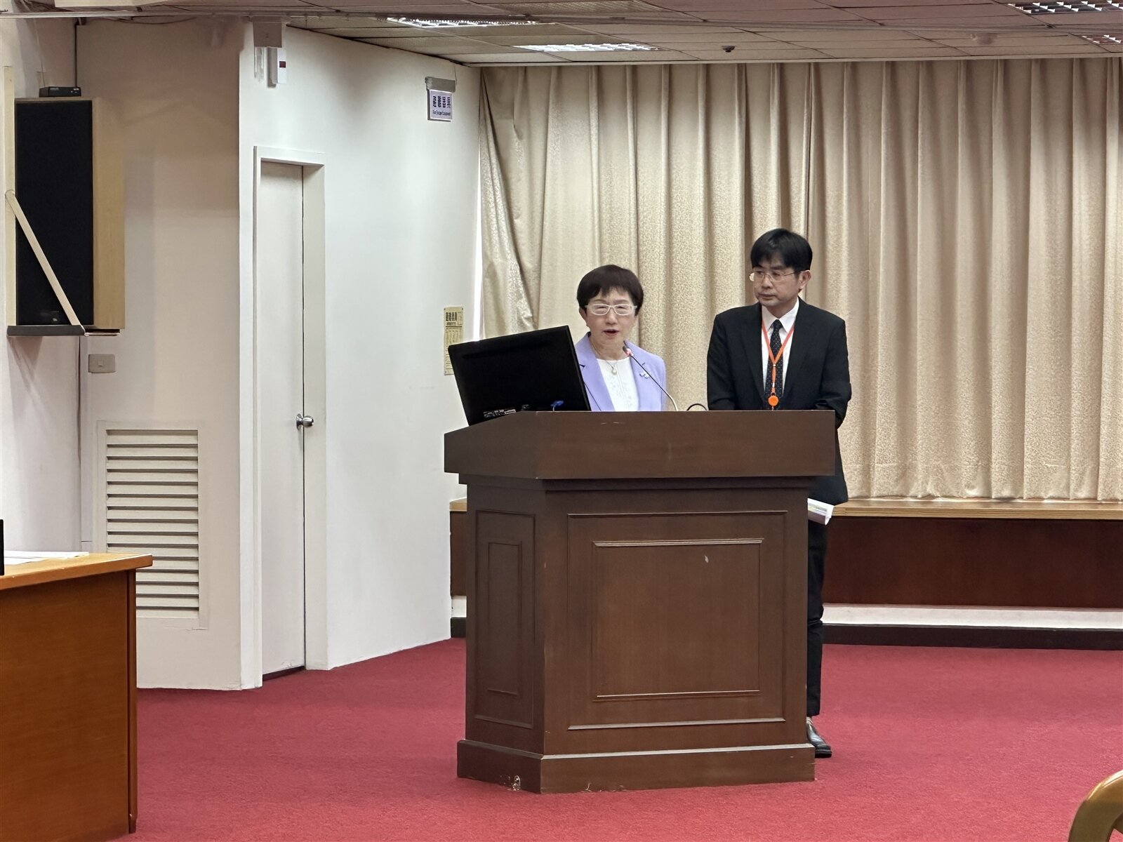 財政部長莊翠雲（左）今天在立法院財委會備詢表示，今年要達成預算數具有挑戰性，要超過則有困難。記者賴昭穎／攝影 