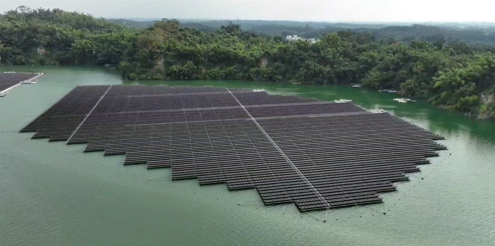 台南烏山頭水庫太陽光電板引發關切。記者劉學聖/攝影