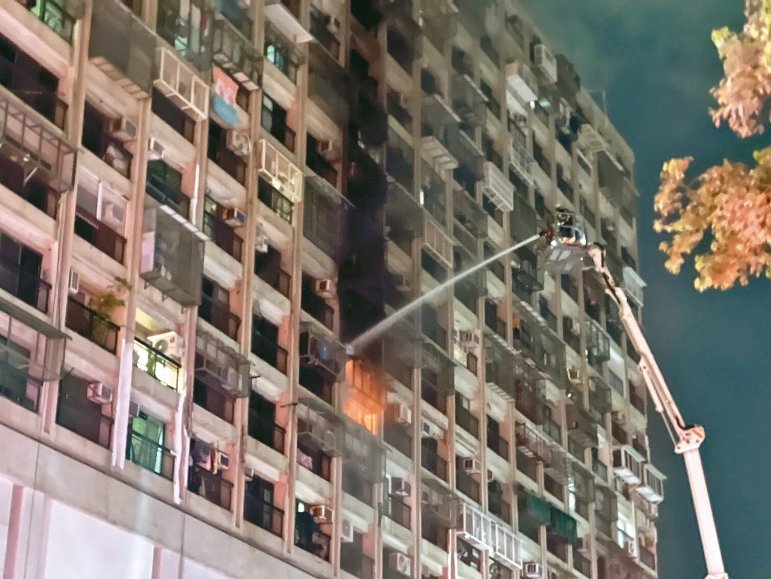 高雄市鹽埕區七賢三路七賢大樓今年6月發生火警，雖未造成人員傷亡，但凸顯老舊大樓公安設備的不足。圖／聯合報系資料照片 