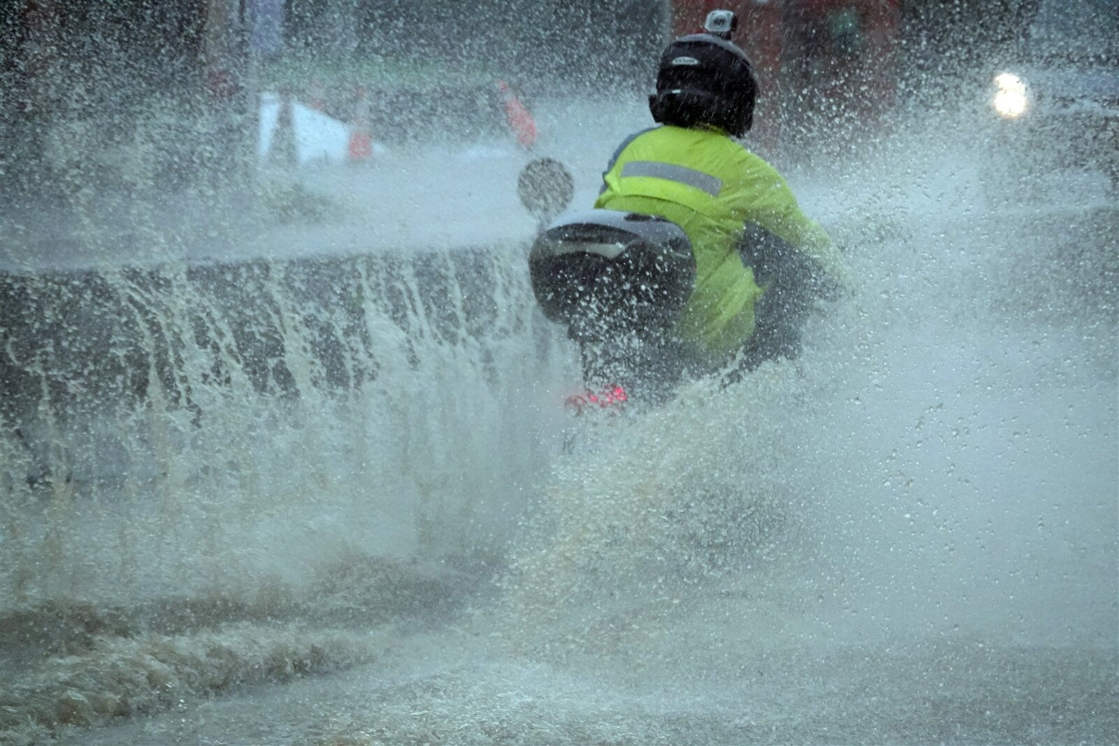 午後在桃園以南地區有局部短暫雷陣雨，對流發展旺盛時，有局部較大雨勢發生的機率，午後外出仍要注意天氣變化。本報資料照片 