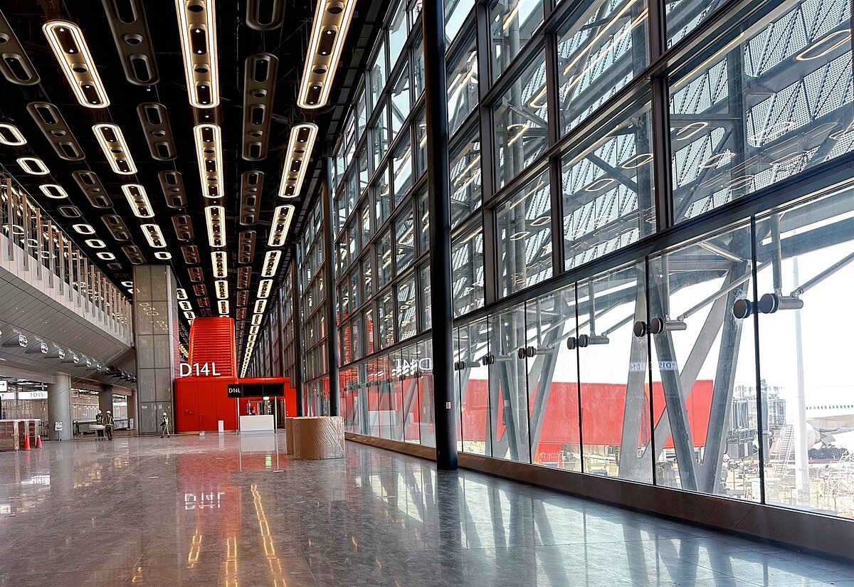 熟悉動線過程中,各單位體驗到開放式候機區的寬敞舒適。圖/桃機公司提供