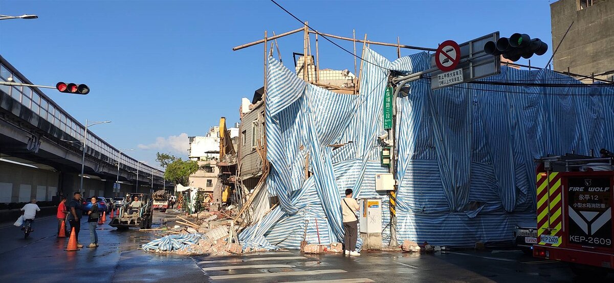 新北市永和區環河西路2段與保福路3段交叉路口都更拆除工地今天下午傳出工安意外,1名年輕女子路過遭掉落物砸傷腳踝,送永和耕莘醫院治療。記者王長鼎/翻攝