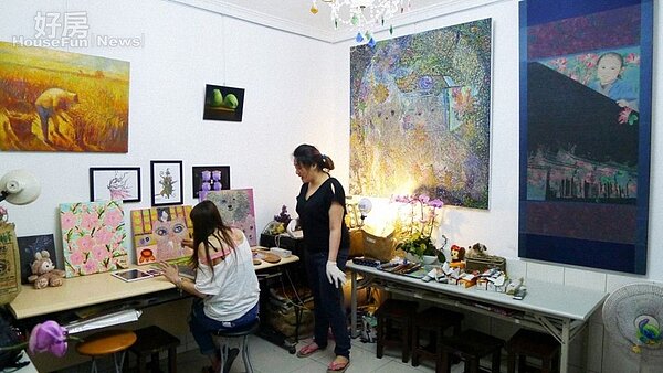 
2.畫室以自己大篇幅的畫作點綴，也在這裡教學生畫畫。