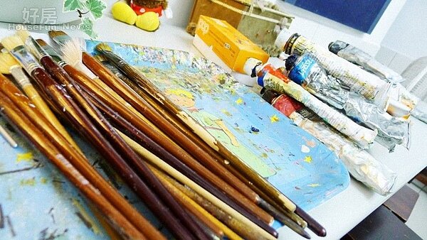 6.從此她的世界不再是燈紅酒綠，而是畫筆與繽紛色彩。