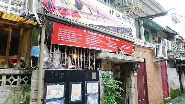 
7.「伊琪繪畫」開在永和的永貞路小小巷弄中，大門的矮牆上掛滿了學生的作品。