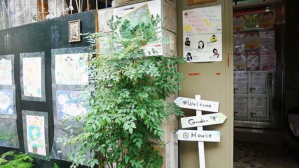 
8.入口處種植綠意盆栽，搭配木製歡迎招牌，頗有文創空間的氛圍。
