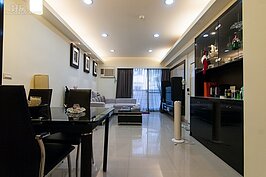 這次裝修的重點在客廳。打掉原本難看的磁磚地，換上高雅大方的紋路地板。$80,000
