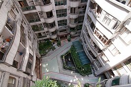 社區為口字型設計，也就是所有屋戶包圍著中庭。雖然僅正中午時採光才會很好，但是三十坪的屋內面積、十五年的屋齡以及五百萬的房價，實在是很難再挑剔。