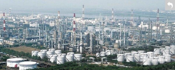 高雄地區的石化產業對居民就像地雷,不遷移,心不安。(記者謝明祚/攝)