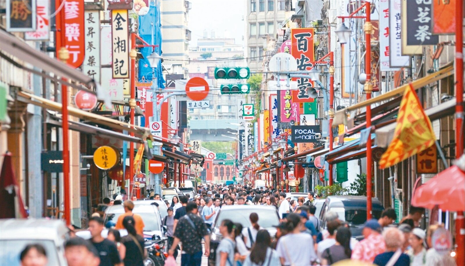 中經院上修今年 GDP 成長率至5.45%。圖為台北迪化街。記者林伯東/攝影