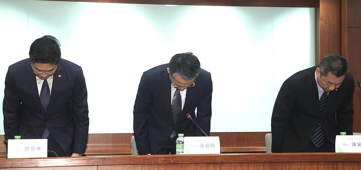 長榮航空空服員執勤後不幸逝世，引發社會對空服員請假制度關注。長榮航空17日下午舉行記者會，總經理孫嘉明（中）等人鞠躬致歉。圖／記者曾吉松攝影