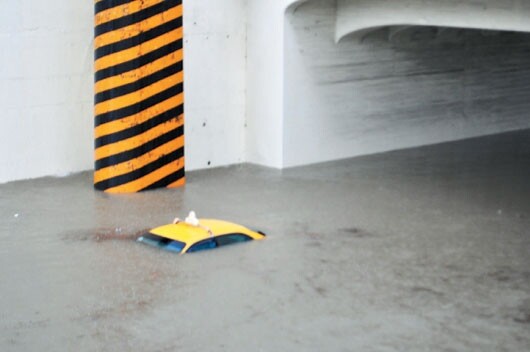 台南市下起大雨，一輛計程車被泡在小東路地下道，幾乎快滅頂，陳姓計程車司機及時逃出。（記者黃宣翰／攝影）