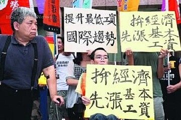 勞工團體上午到勞動部前抗議,要求勞動部立即召開基本工資審議委員會。記者徐兆玄/攝影