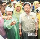 江揆勘災遭嗆作秀　伸５次才握到手