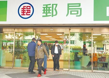 
中華郵政即起暫停寄美信函、明信片、印刷物、新聞紙、郵簡的掛號服務。圖為民眾到郵局辦理郵政業務。（本報資料照片）

