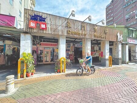 台北市東門市場因建物老舊,但位處交通便利、商圈繁榮地區,改建計畫一直備受關注。民進黨議員洪婉臻指出,前市長柯文哲任內原規畫改建為14層建物,但在市長蔣萬安上任後卻縮水至9層,讓地方相當錯愕。(張珈瑄攝)