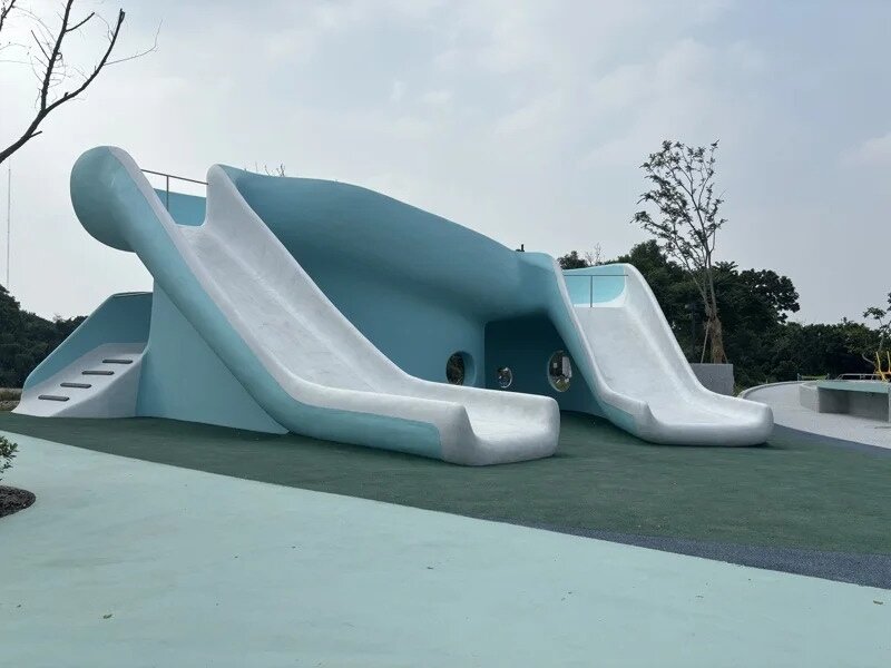 彰化市八卦山「天空遊戲場」近日完工開放,卻有民眾因溜滑梯速度過快受傷,彰化縣政府緊急召集設計及施工單位至現場全盤檢視及研議處理,先行降低滑道坡面滑度。記者林敬家/攝影