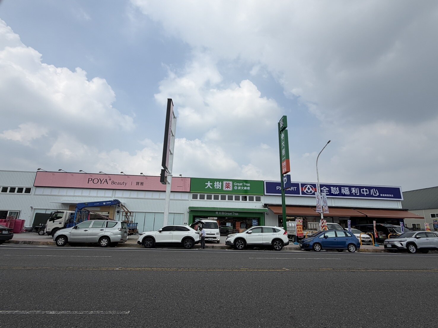 中油嘉義廠釋出閒置土地出租民間活化利用，興業商圈短短不到1公里路段，聚集2家寶雅、3家全聯，加上「魚中魚」寵物量販、振宇五金、健康城與即將登場的多那之咖啡等進駐，讓夜色沉寂的商圈中油舊廠周邊，成為嘉市區新崛起「品牌大道」。記者魯永明／攝影 