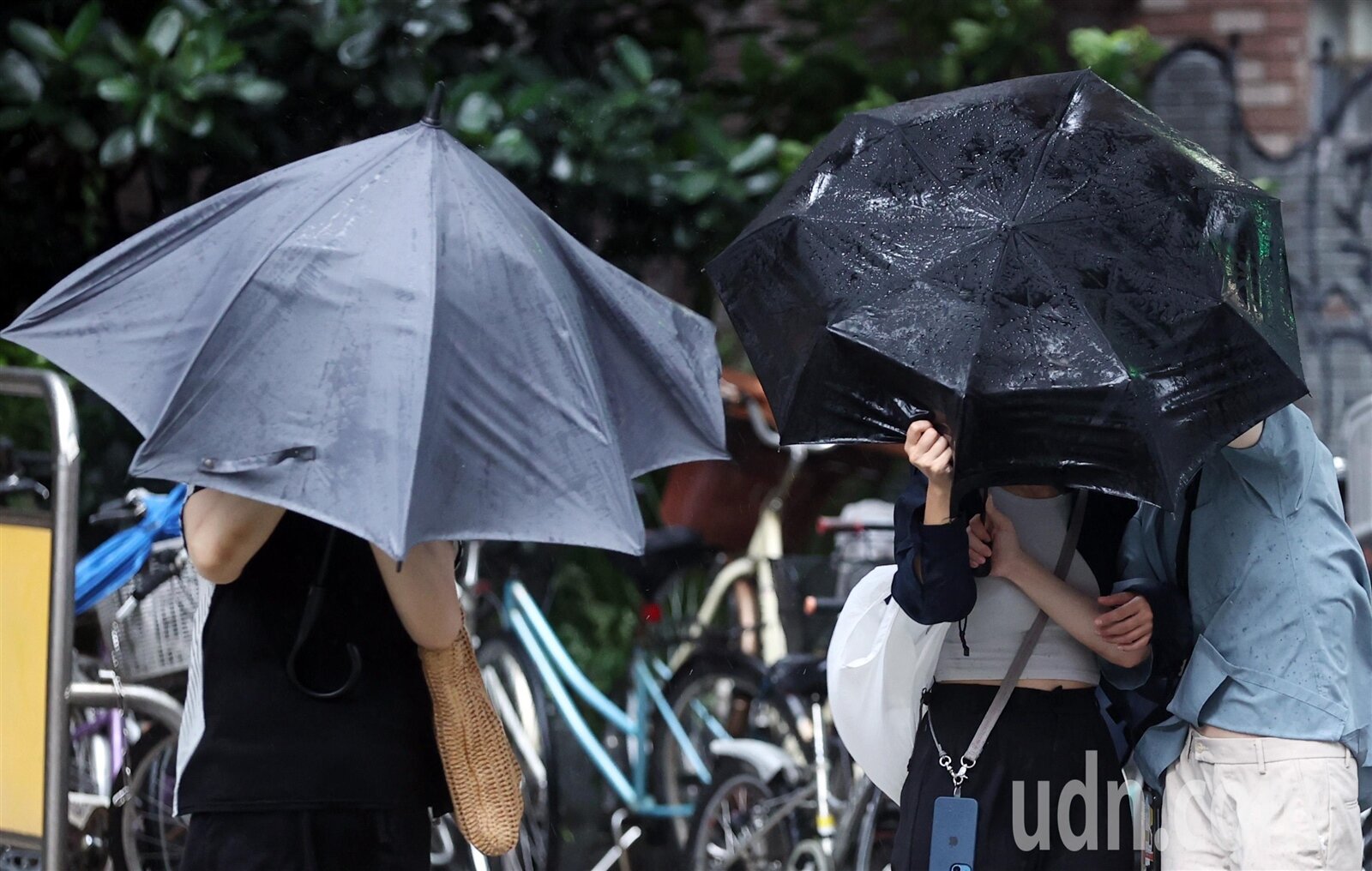 明天下半天至下周二北部、東部、恆春、南屏東容易下雨,尤其基隆北海岸、台北東側、北部山區、宜蘭、北花蓮,高機率出現持續性的大雨或強降雨。本報資料照片