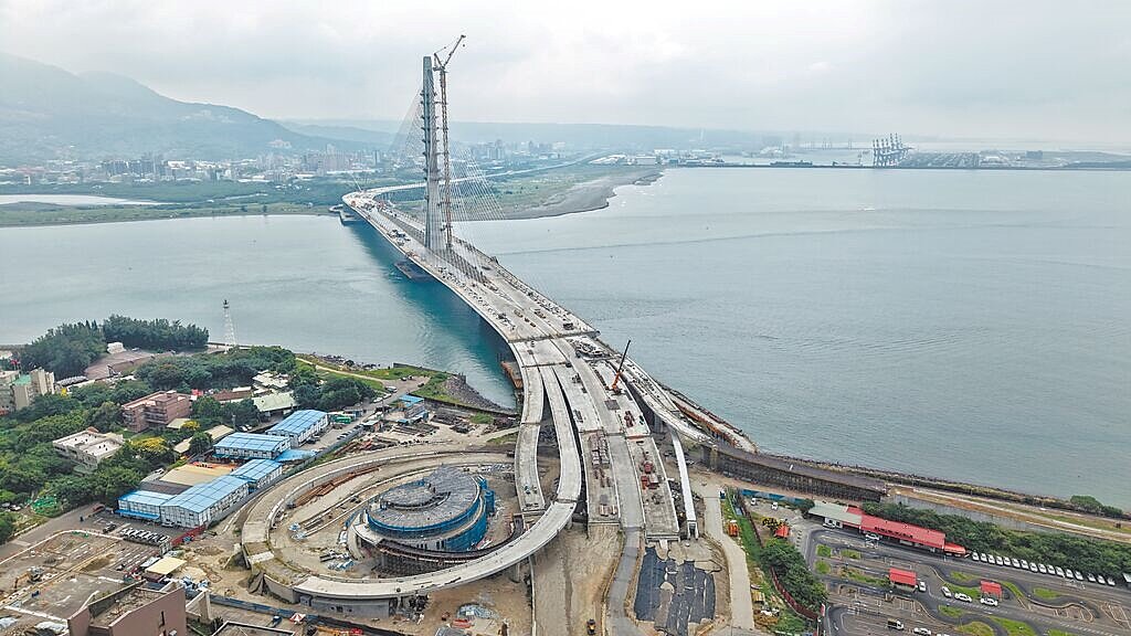 全球最長單塔不對稱斜張橋「淡江大橋」2026年5月完工通車，乘客從板橋高鐵站出發，經台64快速道路與淡江大橋，僅約35分鐘即可抵達淡水。圖／新北市交通局提供