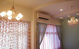 牆面粉刷成王俐人最愛的夢幻風粉紅系，窗簾部份則是由義大利品牌客製化訂作，近五萬價格要價不斐。