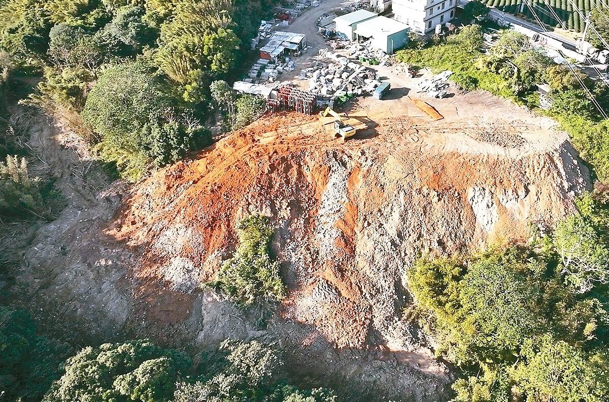 以徐崧傑為首的非法廢土集團涉嫌租用桃園山坡地、農地,大量回填營建廢棄物,受汙染面積達3066坪。圖/桃園地檢署提供