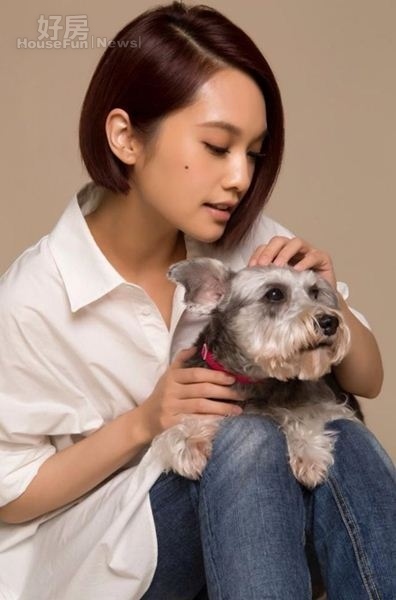 7楊丞琳目前與愛犬Yumi同住，對牠相當寵愛。（取自楊丞琳臉書）
