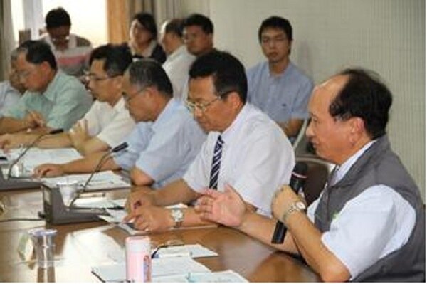 對國五實施差別費率，宜蘭縣副縣長吳澤成（右一）今天重申反對立場，並痛批這是種腦殘的想法。（記者羅建旺／攝影）