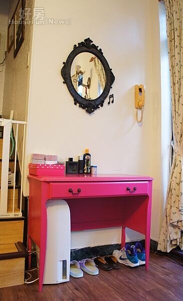 5.玄關處粉紅色造型桌、與復古掛鏡則是Melody特地到五股工廠找到的。