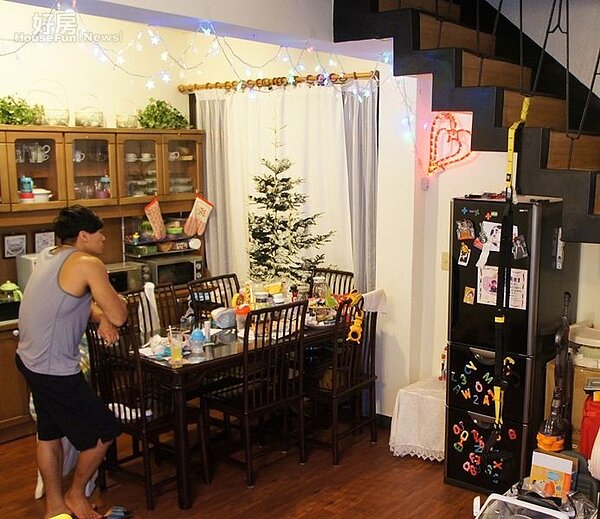 6.住家採樓中樓設計,往樓上走還有個主臥室空間,目前為Melody家人所住;另外餐廳區同樣可見到以簡單燈飾裝飾。