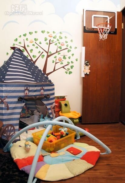 7.嬰兒房為Melody花最多心思改造的空間，舉凡牆面、窗簾、璧貼…等都為小baby重新設計，甚至門口還加裝了一組迷你籃框。
