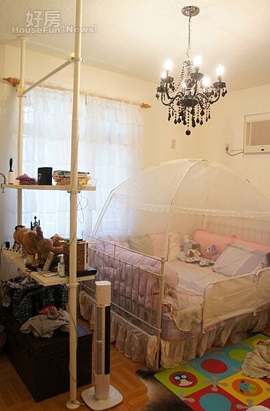 8.主臥室與嬰兒房天花板的黑/白水晶燈為Melody網拍便宜買到的,雙人床前的組合式系統架則是從IKEA買回自己組裝。