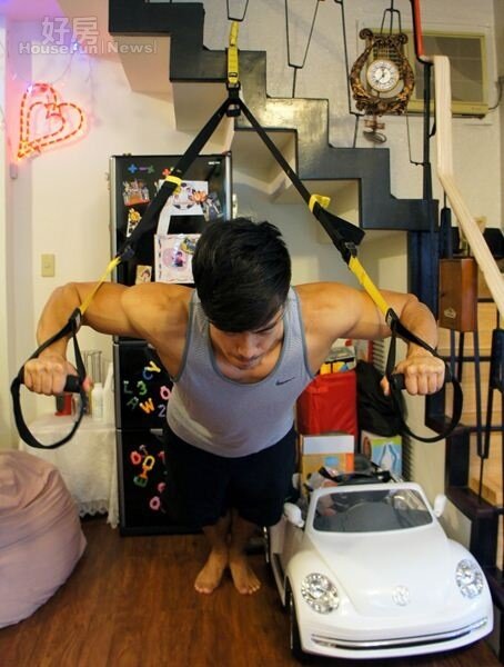  
2.老公JZ為專業資深健身教練，家中隨手可得的健身器材，立刻變健身房。