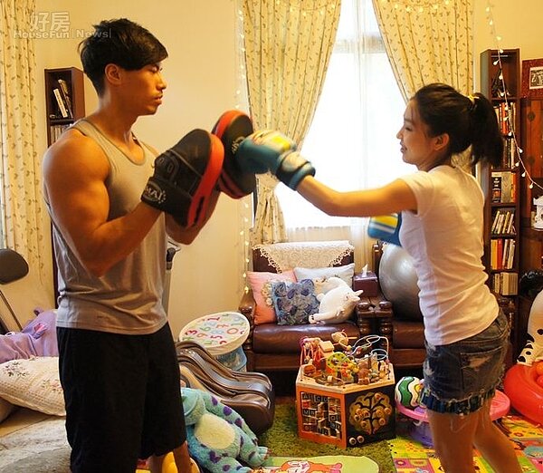 3. Melody本身熱愛運動,與老公待在家時也常利用簡單的物品熱血健身。