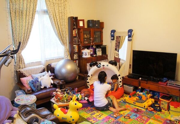 
4.客廳方正寬敞且雙面採光，電視櫃與沙發都是親戚留下的傢俱，但現在幾乎已被各式嬰兒玩具填滿。 