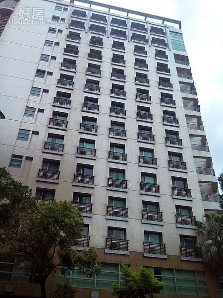 1「中正香榭」總戶數高達253戶，從大樓外觀俯看相當氣派。