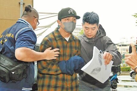 藝人坤達(中)涉閃兵案,22日返抵國門後由檢警帶回說明案情。(本報資料照片)