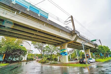 高鐵宜蘭站設置位置較原先在縣政中心以南350公尺處的「折衷案」,將往北微調更接近縣政中心,月台北側是在宜蘭縣議會前的和平路。(李忠一攝)