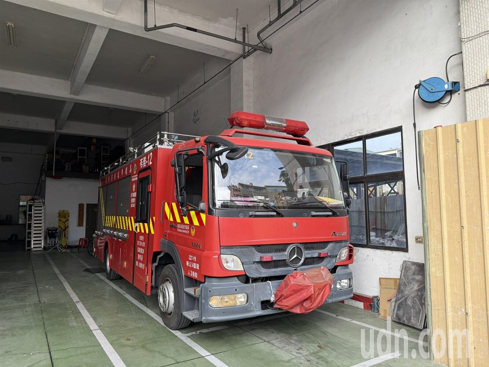 高雄市在4處路口建置「緊急救援車輛優先通行號誌系統」,透過緊急救援車輛上裝置連接控制中心,讓車輛通過路面時保持一路綠燈通行,加快救援效率。記者宋原彰/攝影