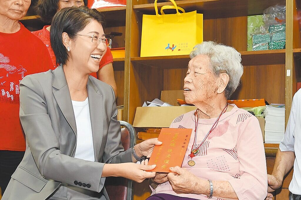 南投縣長許淑華（左）表示，縣府規畫明年起補助65歲以上長者健保自付額。圖為許淑華探望105歲人瑞黃王金娘，致贈敬老金。圖／南投縣政府提供
