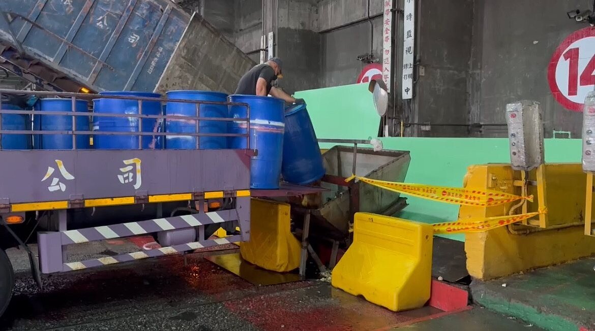 北市環保局3座焚化廠免費開放非家戶養豬廚餘進廠銷毀,23日首日已協助緊急銷毀104.9公噸。圖/北市環保局提供