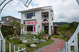 第一間粉紅屋是為了滿足女兒小熊的夢幻。