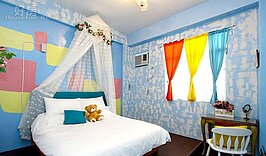房間色彩繽紛，充滿童趣。