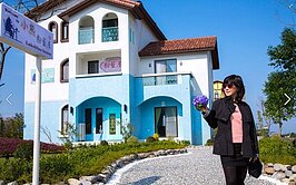 粉藍屋離粉紅屋不遠，有著希臘海洋風。