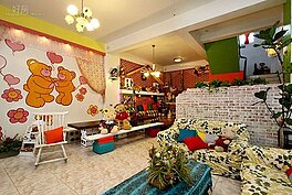 最近蓋的小熊屋，走的是童話屋風格。