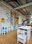 一樓有餐廳，戶外空間也不小。