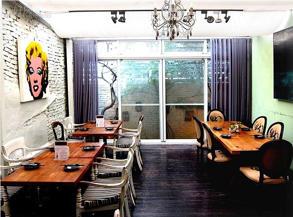 4. 在後院搭出來的玻璃屋是歐風餐廳。