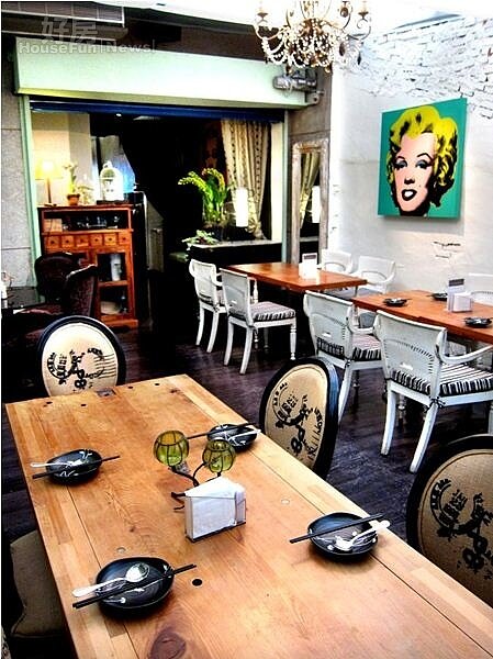 5. 老家具與普普藝術,使得餐廳頗具風味。